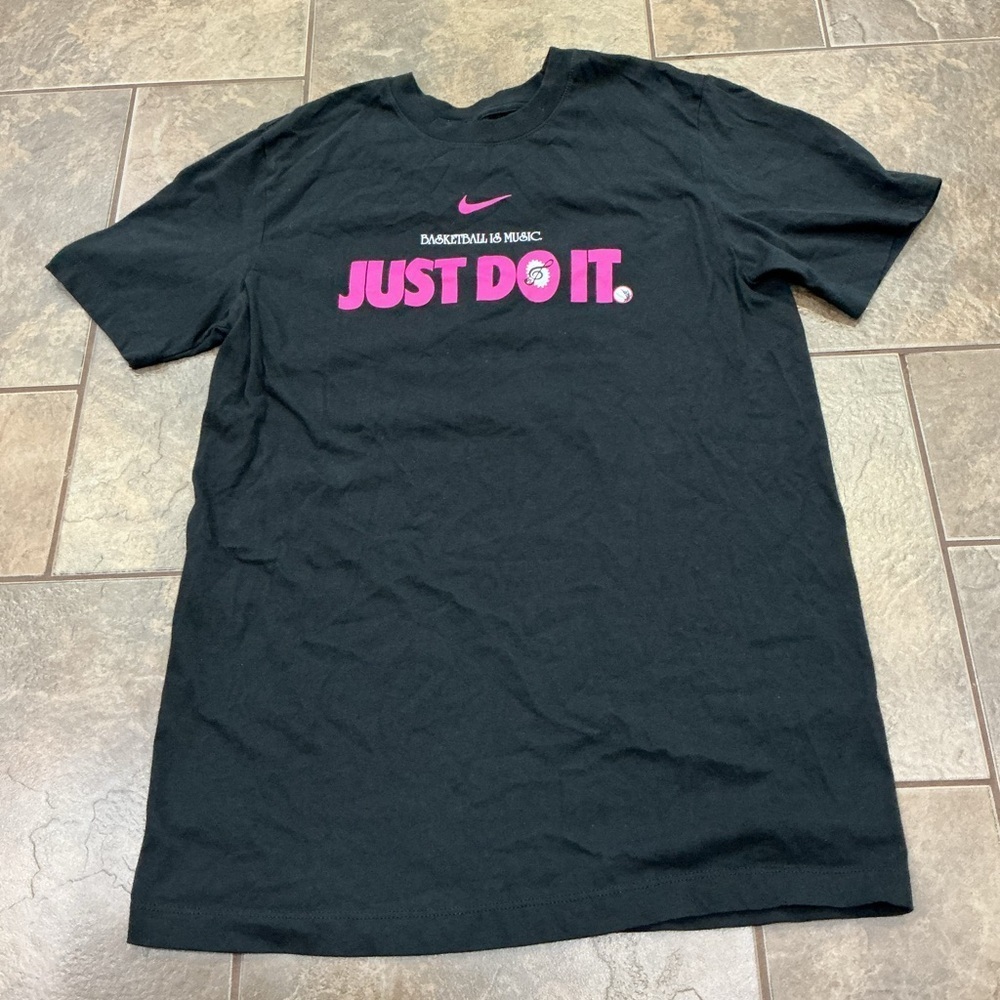 🥵 Nike Black Tee with Vibrant Pink Accents